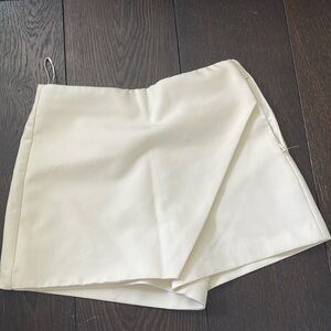 Selling this zara cross skort in crème. XS!!!